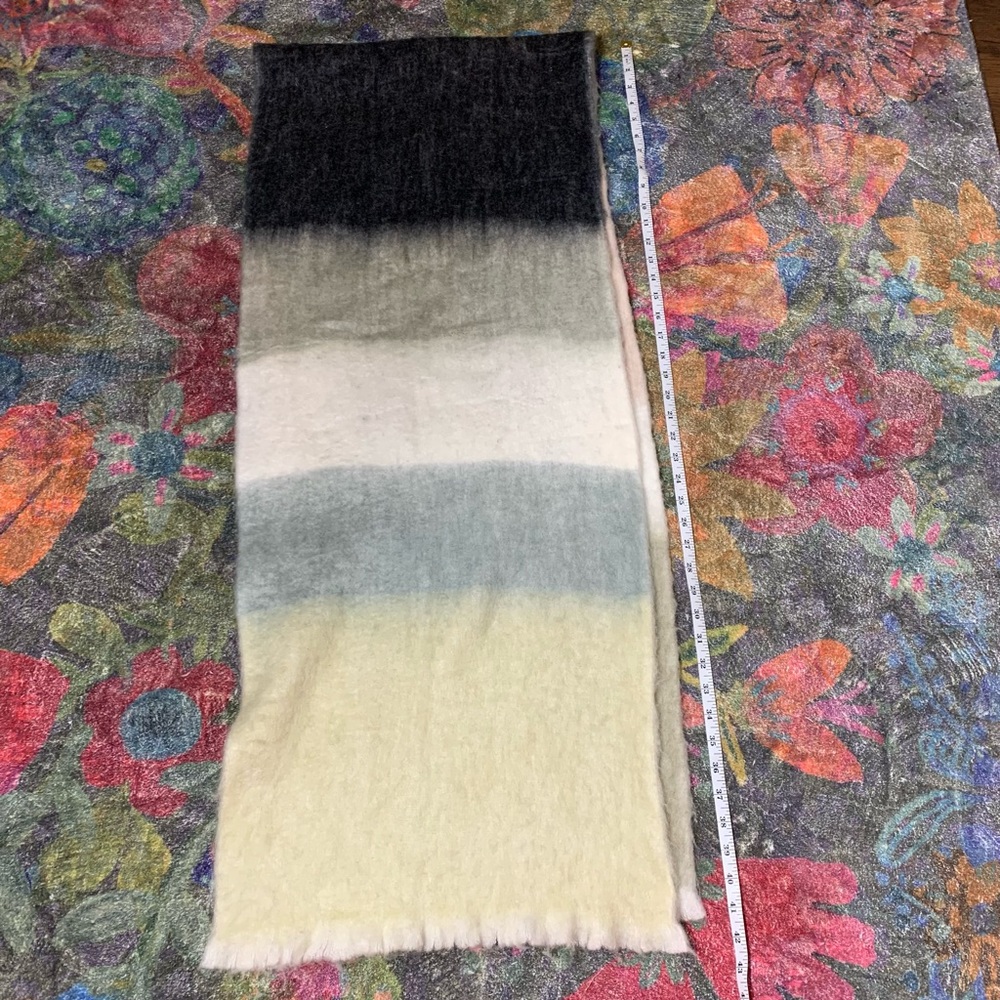 GAP -- Multicolor Gradient Scarf 🧣 - Picture 14 of 15